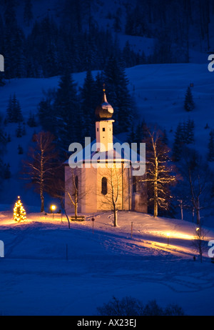Sant'Anna chiesa con albero di natale, cappella, Achenkirch, Tirolo, Austria Foto Stock