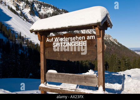 Segno "Wiedersehen am Spitzingsee' vedere di nuovo al lago Spitzing, Baviera, Germania Foto Stock