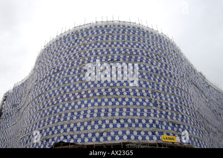 Il nuovo oggetto self creste edificio come è stato costruito a Birmingham Regno Unito la copertura riflette la nuova struttura circolare su Foto Stock