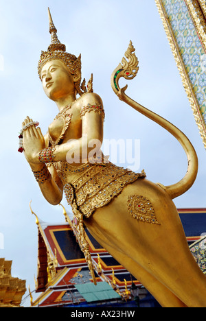 Golden Kinnari, essendo mitologico, Wat Phra Kaeo Tempel, Bangkok, Thailandia Foto Stock