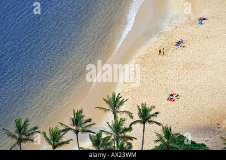 Spiaggia con palme e pescatori, Rio de Janeiro, Brasile Foto Stock