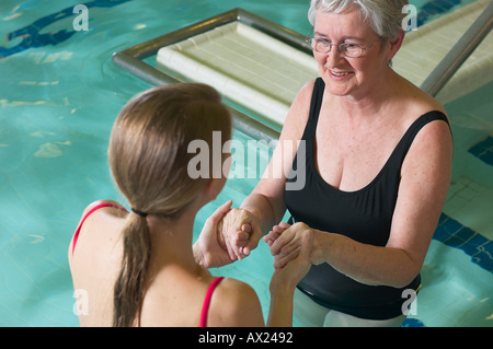 Paziente sottoposto ad acqua terapia di riabilitazione un 6 Foto Stock