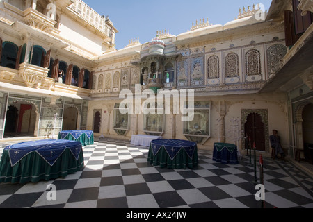 Cortile del Palazzo di Città di Udaipur Rajasthan in India Foto Stock