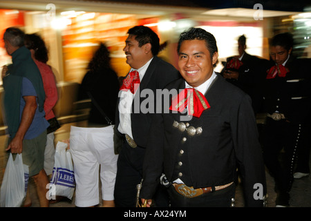 Banda Mariachi camminando sulla strada, Playa del Carmen, Messico Foto Stock