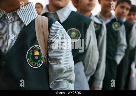 In prossimità di una scuola uniforme indossata in Amman molti rifugiati iracheni si sono insediati in Amman Giordania e i loro figli vanno a scuola ther Foto Stock