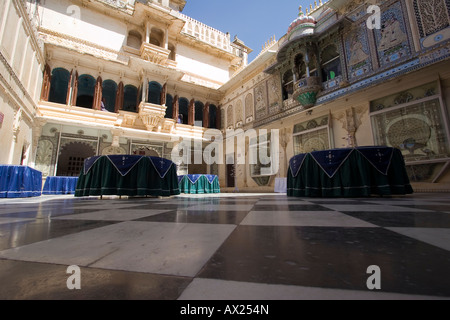 Cortile del Palazzo di Città di Udaipur Rajasthan in India Foto Stock