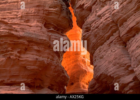 Rocce illuminato da dietro da sole di setting, fotografata attraverso un crepaccio, Altschlossfelsen formazioni rocciose, Pfaelzer Wald (Pal Foto Stock
