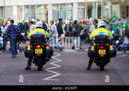 PSNI polizia motociclisti chiara la strada alla sfilata di carnevale e sul il giorno di san patrizio belfast Irlanda del Nord Foto Stock