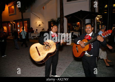 Banda Mariachi camminando sulla strada, Playa del Carmen, Messico Foto Stock