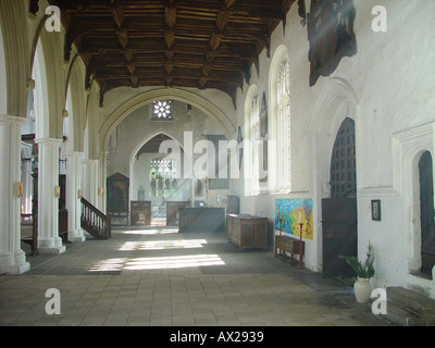 Thaxted interiore della Chiesa la luce del sole attraverso le finestre Foto Stock