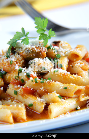 Penne con pesce e frutti di mare di formaggio grattugiato Foto Stock