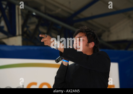 Il cantautore canadese Raghav Guesting al Salone asiatico dello stile di vita, Londra Olympia, 14 luglio 2006 Foto Stock