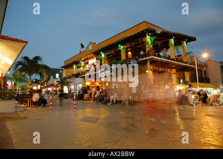 Ristorante sulla Quinta Avenue di notte Playa del Carmen Riviera Maya la penisola dello Yucatan Quintana Roo MEXICO Foto Stock