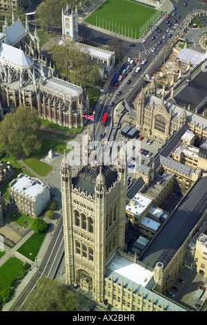 Vista aerea della torre di Victoria all'estremità meridionale della casa del parlamento di Londra, che mostra anche la bandiera europea Foto Stock