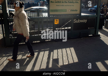 Donna entra dall'entrata della metropolitana sulla West 23rd Street in NYC neighborhhod del Chelsea Foto Stock