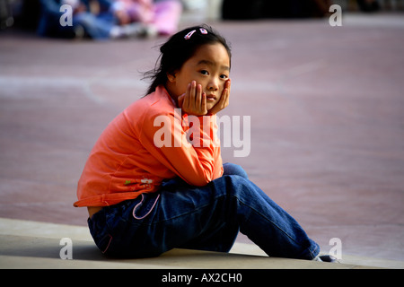 Giovane ragazza cinese che guarda spettacoli al Festival cinese di metà autunno, V&A Museum, Londra, 8 ottobre 2006 Foto Stock