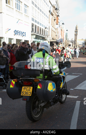 PSNI polizia motociclista cancella la strada alla sfilata di carnevale e sul il giorno di san patrizio belfast Irlanda del Nord Foto Stock