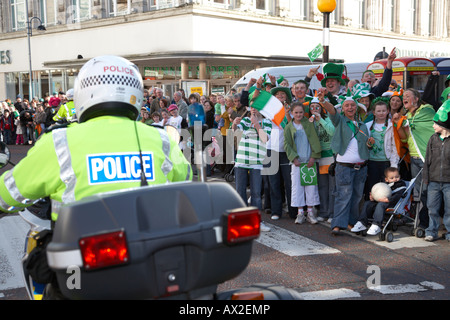 PSNI polizia motociclista cancella la strada alla sfilata di carnevale e sul il giorno di san patrizio belfast Irlanda del Nord Foto Stock