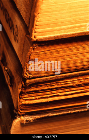 In prossimità di una pila di vecchi libri Foto Stock