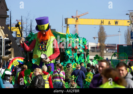 Sfilata di Carnevale e rendere il suo modo attraverso belfast verso harland e wolff gru sul il giorno di san patrizio belfast Irlanda del Nord Foto Stock
