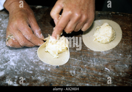 Grecia CICLADI rendendo militinia greco torte di pasqua con formaggio di capra il riempimento Foto Stock