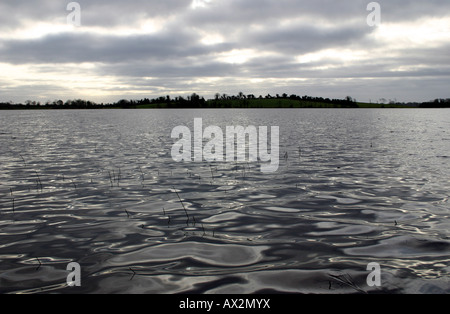 Calma prima della tempesta sul Lough Erne nella contea di Fermanagh, Irlanda del Nord Foto Stock
