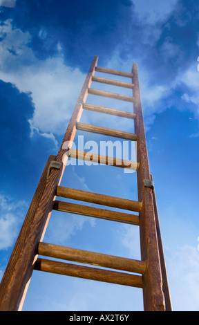 Un due pezzi vintage scaletta di legno in ethereal cloud Foto Stock