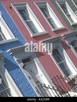 Proprietà a Londra illustrato da una fila di case colorate nella zona di Nottinghill Foto Stock