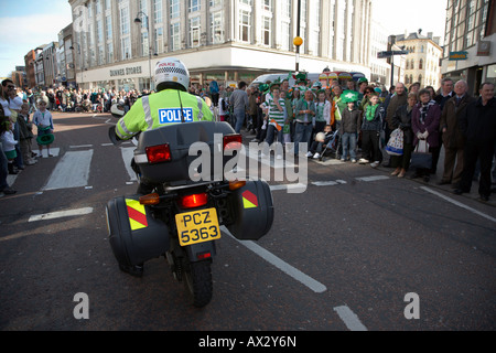 PSNI polizia motociclista cancella la strada alla sfilata di carnevale e sul il giorno di san patrizio belfast Irlanda del Nord Foto Stock