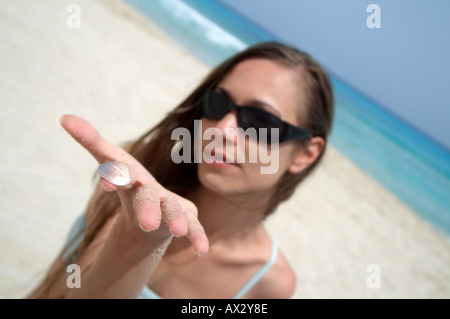 Spiaggia di purezza di bellezza femminile femmina femminilità lifestyle persone persona donna donne tempo libero espressiva 20s 30s sognanti Foto Stock