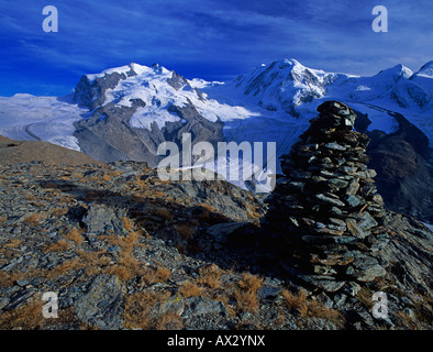 Torretta di pietra e il monte rosa massiccio con Gorner e Grenz ghiacciai Gornergrat zermatt Alpi svizzere Svizzera Foto Stock