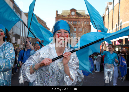 Ballerini con bandiere blu che prendono parte alla parata e carnevale di il giorno di san patrizio belfast Irlanda del Nord Foto Stock