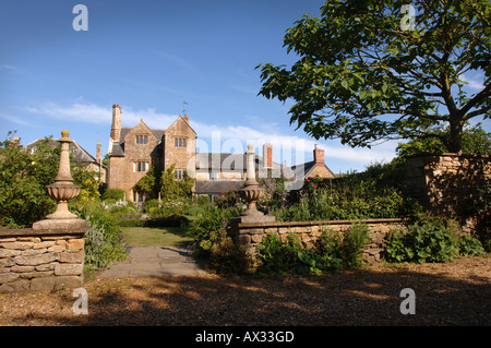Un percorso fiancheggiato da due colonne in pietra nel giardino di Manor Farm SOMERSET dal progettista di giardini SIMON JOHNSON REGNO UNITO Foto Stock