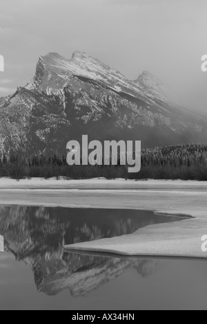 CANADA Alberta Banff Banff National Park View di Mount Rundle da laghi vermiglio Foto Stock