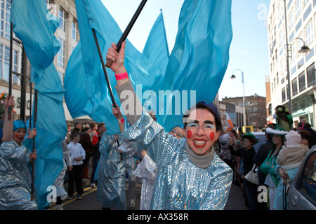 Ballerini con bandiere blu che prendono parte alla parata e carnevale di il giorno di san patrizio belfast Irlanda del Nord Foto Stock