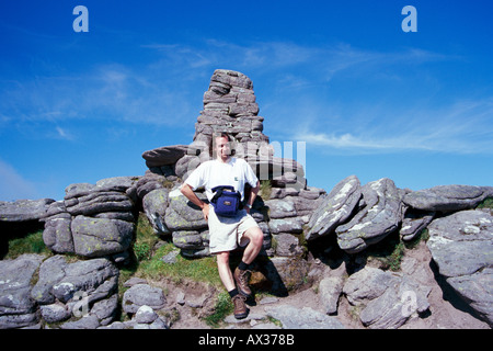 Walker sul vertice di Tom Na Gruagaich Beinn Alligin Torridon Highlands della Scozia Foto Stock