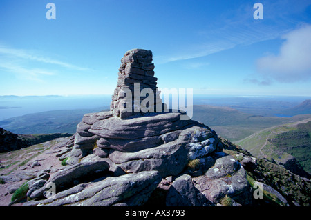 Cairn sul Vertice di Tom Na Gruagaich Beinn Alligan Highlands della Scozia Foto Stock