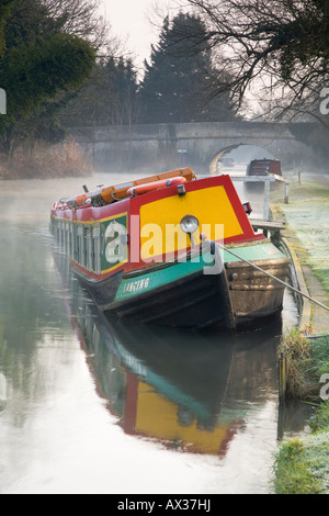 Mezza sunken Kennett Crociere chiatta ormeggiata sul fiume Kennet a Burghfield seguito allagamento invernale Foto Stock