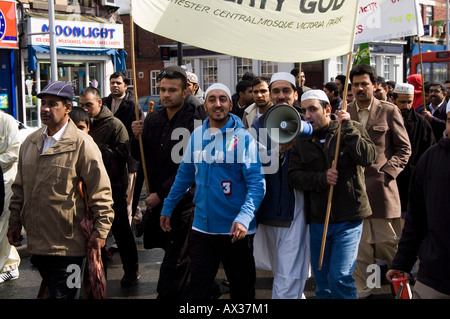 Sfilata di musulmani nella memoria del profeta Muhammad (PBSL) Foto Stock