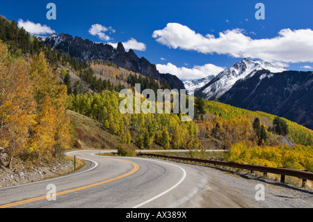 Autostrada 145 e vista della coperta di neve gialle di montagna con Ofir aghi e autunno Aspens in primo piano Foto Stock