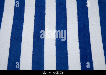 Blu e bianca a strisce di tessuto su un lettino, India Foto Stock