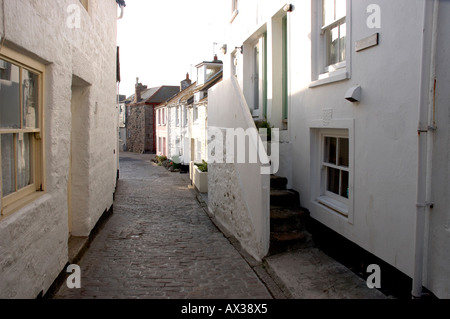 Una tipica strada sul retro del resort e la colonia di artisti di St Ives in Cornovaglia Foto Stock