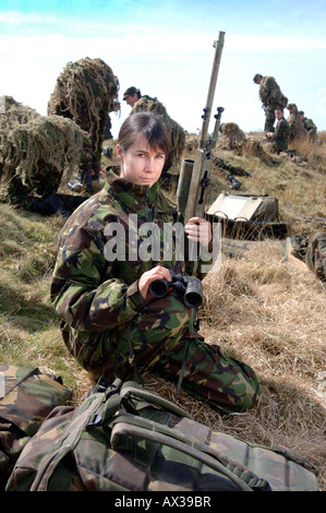 Un esercito britannico reclutare femmina in corrispondenza di un poligono di tiro in Brecon Galles durante un cecchino corso di formazione Foto Stock