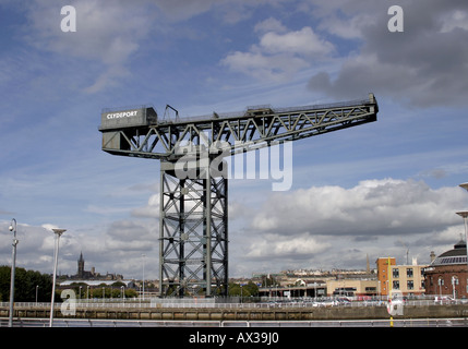 Il possente Finnieston gru sulle rive del fiume Clyde Glasgow Scozia Scotland Foto Stock