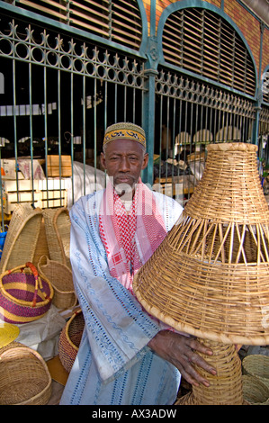 Viaggi, Senegal, Dakar, uomo locale, cesto del venditore nel mercato centrale, Foto Stock