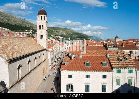 Placa Stradun (la strada principale) visto dalle mura della città, Città Vecchia, Dubrovnik, Dalmazia, Croazia Foto Stock