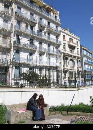 Gli amanti nel parco, boulevard Mohamed Khemisti, Algeri, Nord Africa Foto Stock