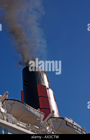 Imbuto di fumo di una nave da crociera appena prima della partenza dal porto. Foto Stock