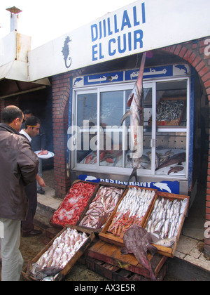 Pesci del locale mercato sul porto di Bou Haroun, ad ovest di Algeri, Algeria, Nord Africa Foto Stock