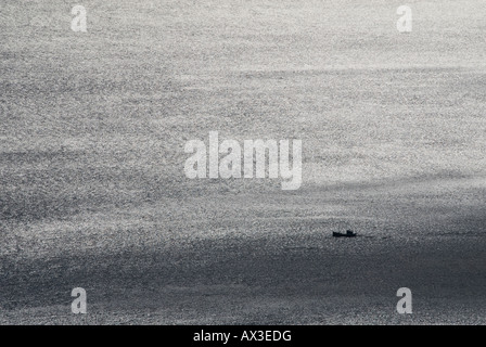 Lone barca da pesca che viaggiano sul Vestfjord vicino a Stamsund, Isole Lofoten in Norvegia Foto Stock